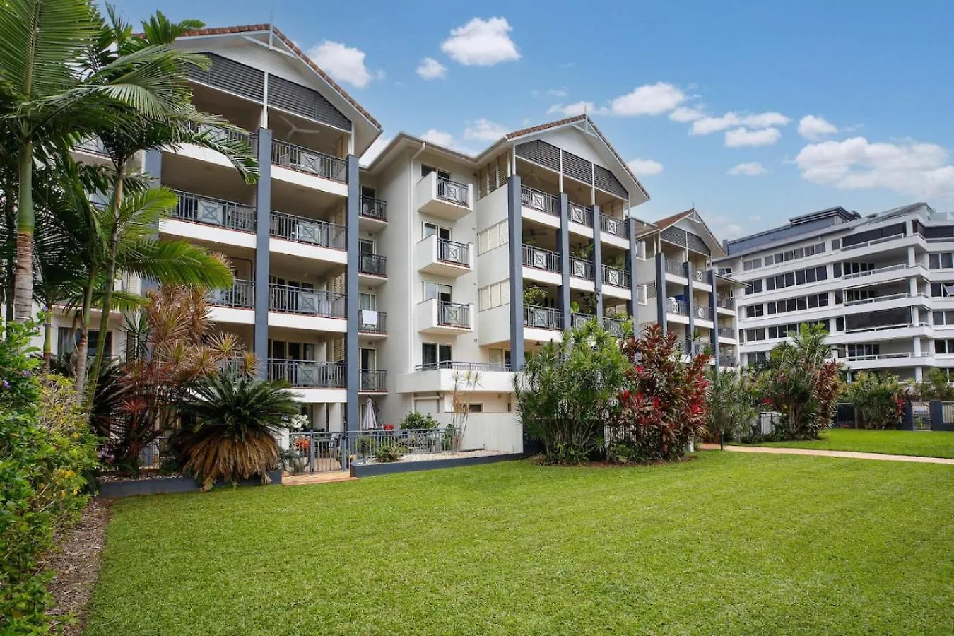 Tropical Comfort Pool And Stunning Esplanade Cairns
