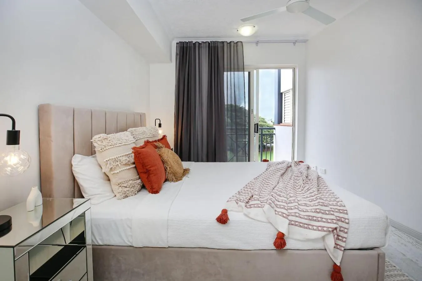 Апартаменты Tropical Comfort Pool And Stunning Esplanade Кэрнс Австралия